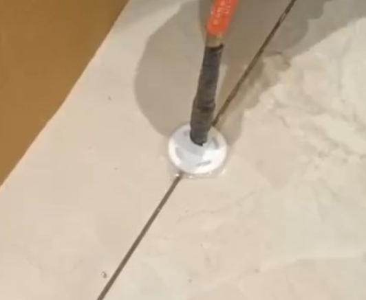 达川瓷砖空鼓维修公司专业解答瓷砖在铺贴过程中，如果没有涂抹均匀到位的粘结材料（如水泥砂浆或瓷砖胶），可能会导致以下问题